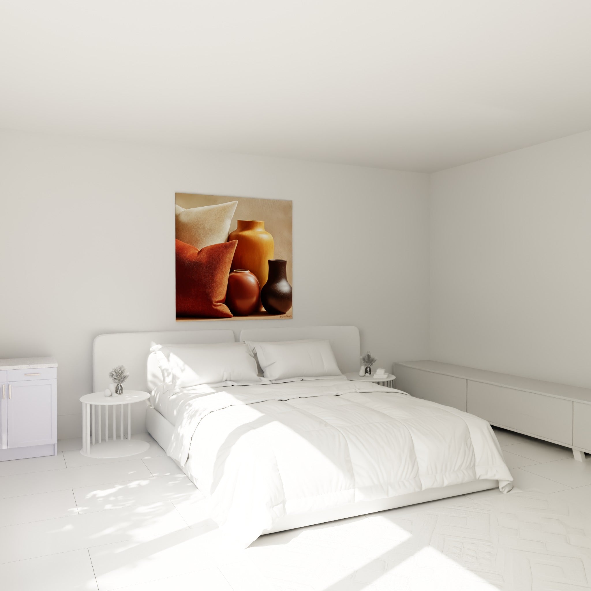 Poteries brunes et ocre installées au-dessus d'un lit dans une chambre claire et sereine