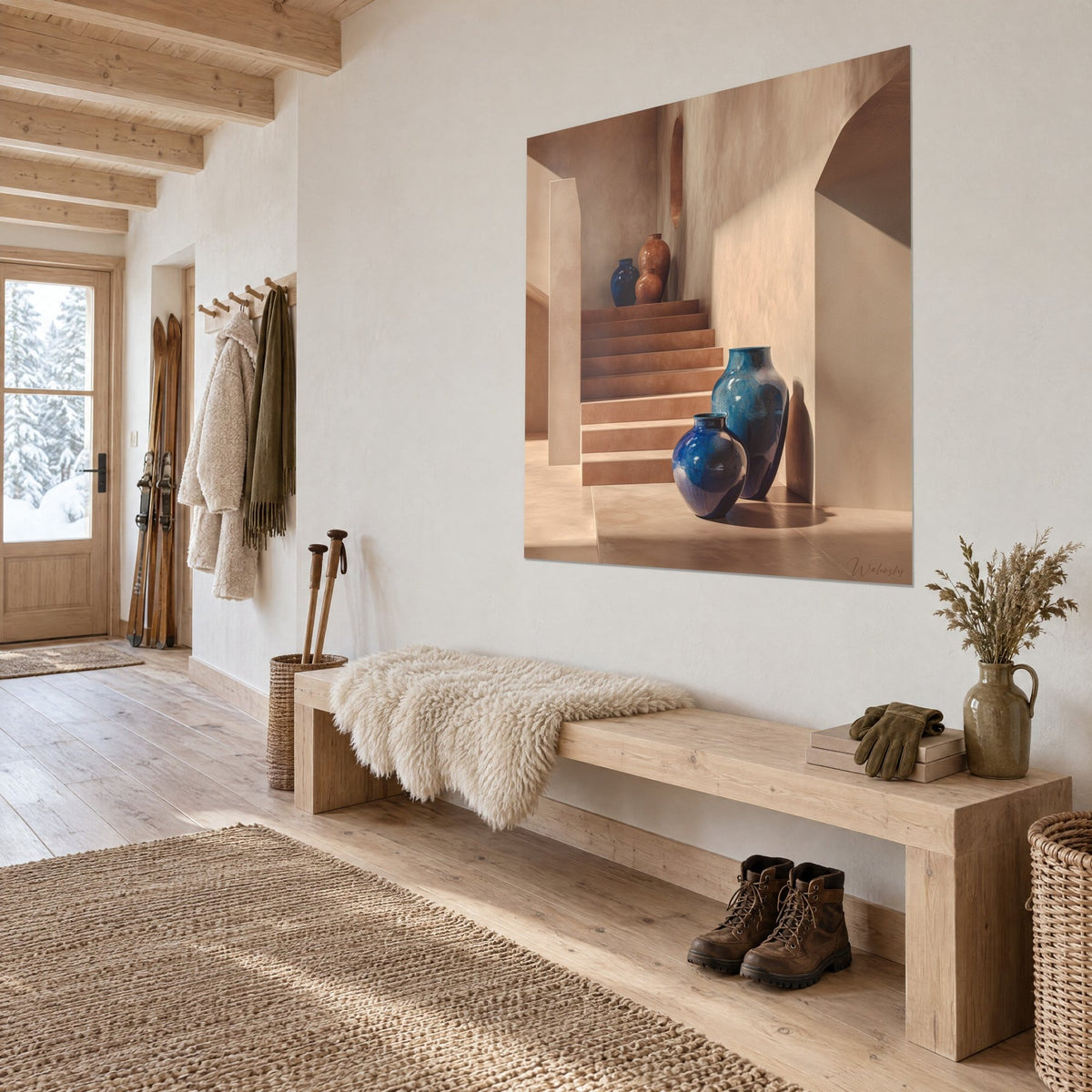 Quadro di anfore smaltate turchese e indaco, gradini terracotta e parete rosa sabbia, sopra una panca in legno nell'ingresso di uno chalet
