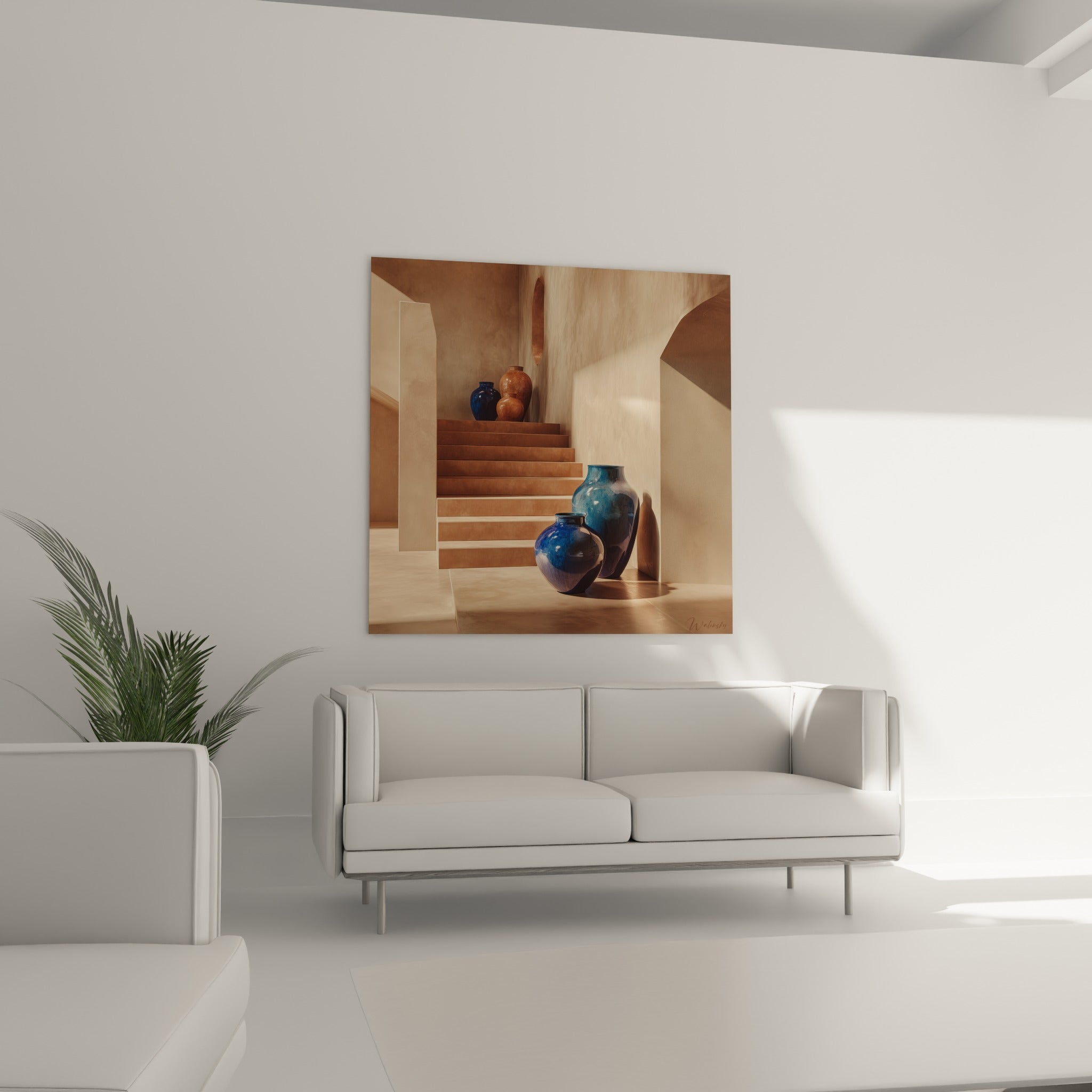 Céramiques terracotta et bleu profond alignées sur un escalier, au-dessus d'un canapé dans un salon lumineux