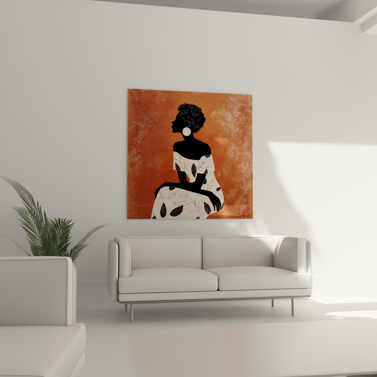 Portrait silhouette ocre et noir avec boucle d'oreille blanche au-dessus d'un canapé dans un salon lumineux