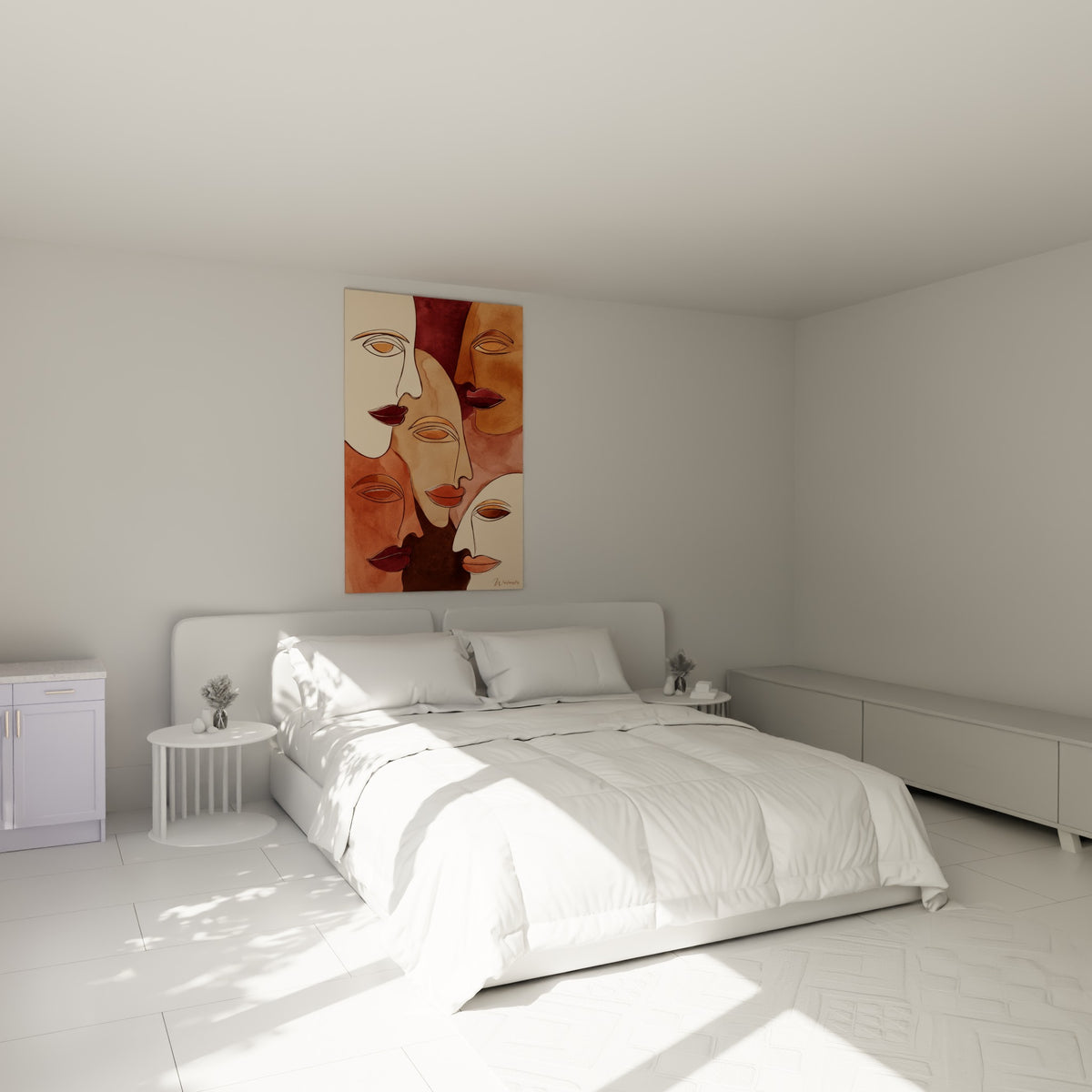 Silhouettes de visages terracotta et brun accrochées au-dessus d'un lit dans une chambre claire