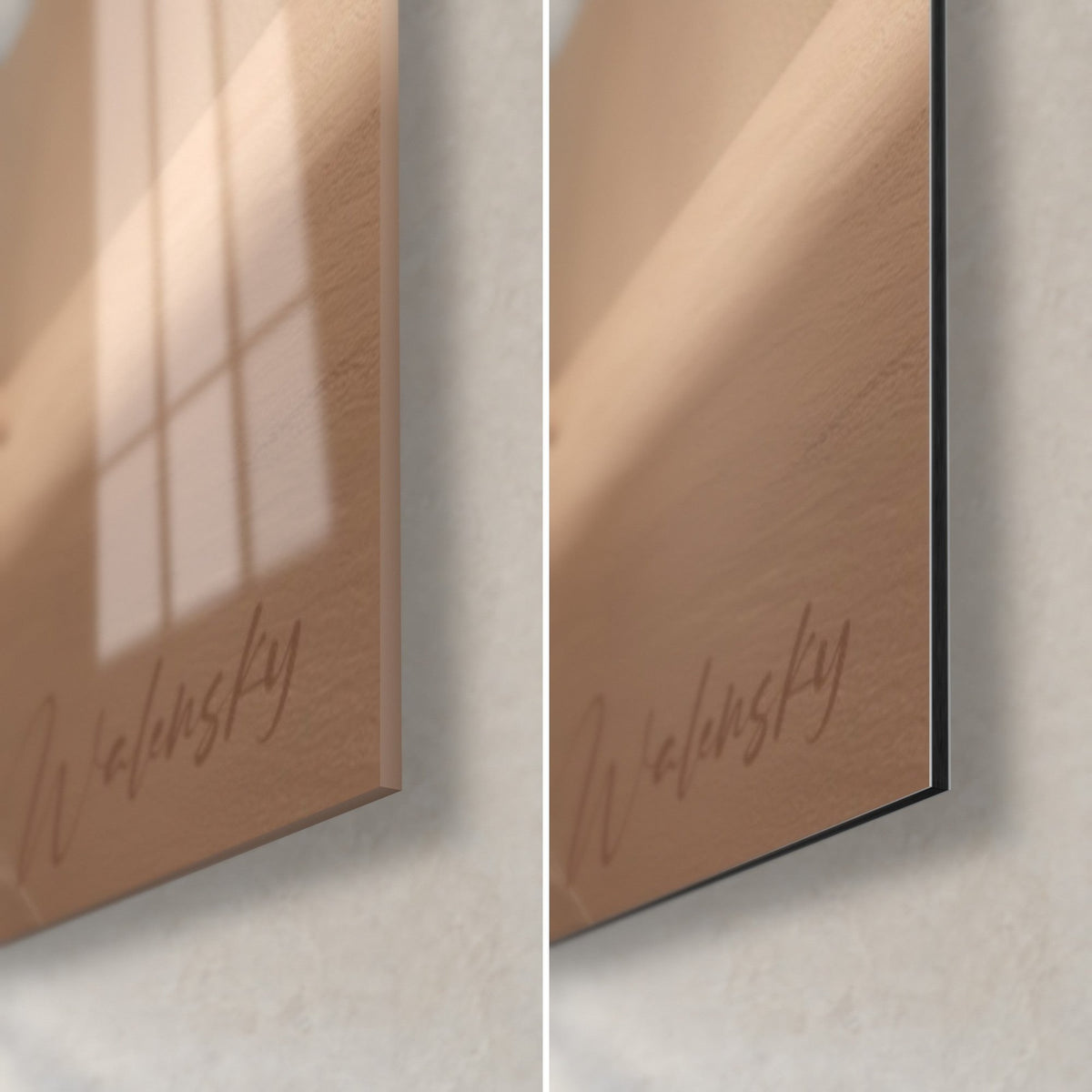Quadro di ceramiche blu reale su una scala ocra, angolo in basso a destra: vetro acrilico lucido a sinistra, alluminio Dibond opaco a destra, spessore 3 mm