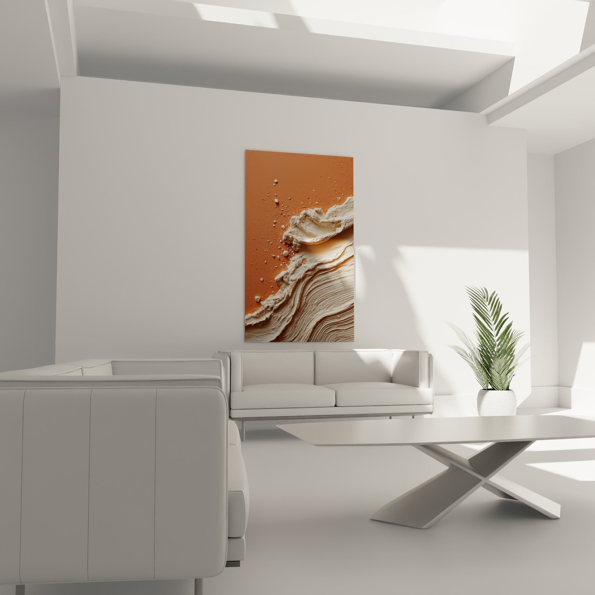 Matière blanche ondulante contrastant avec le brun orangé, suspendue au-dessus d'un canapé dans un salon lumineux