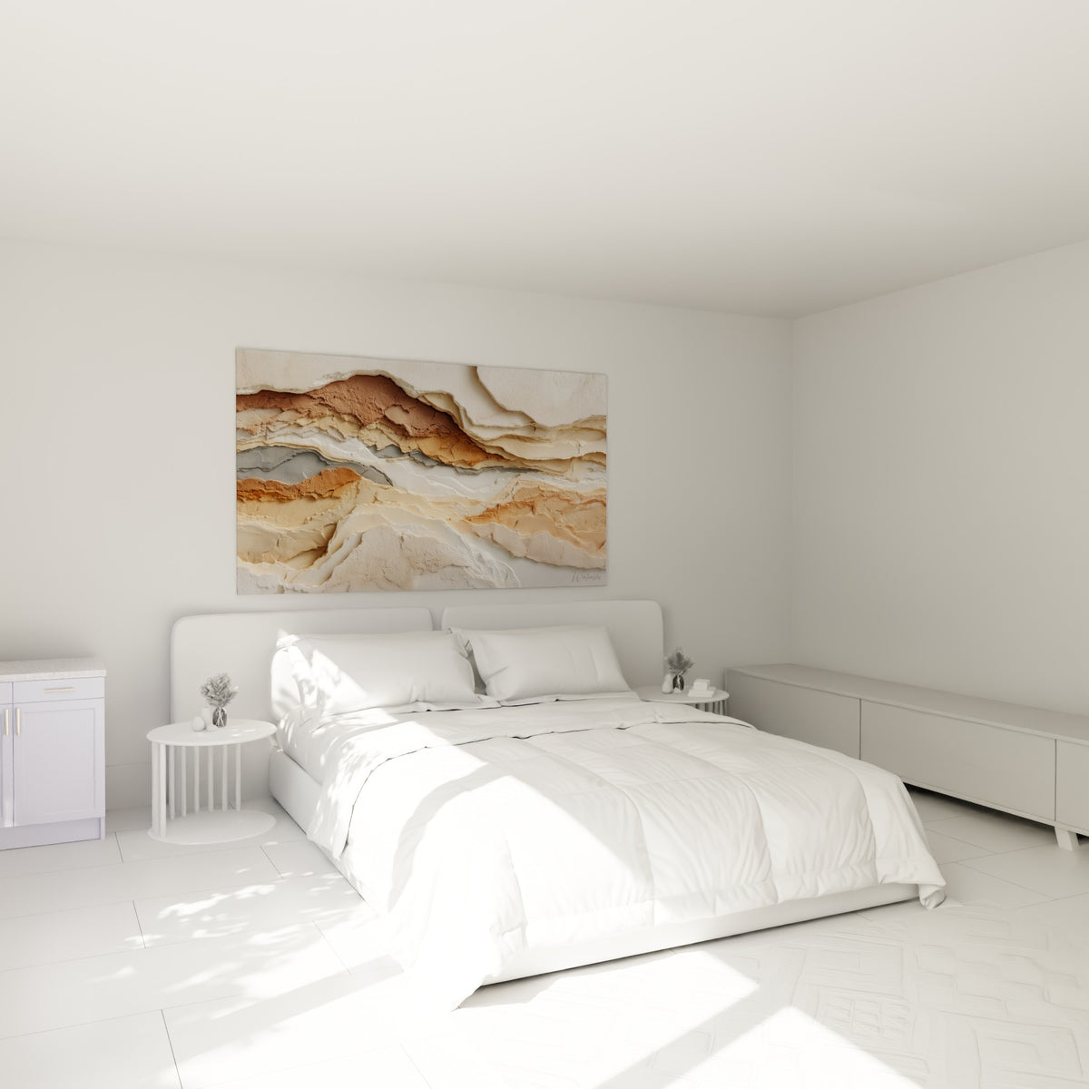 Roche sculptée en couches beige et terracotta accrochée au-dessus d'un lit dans une chambre claire