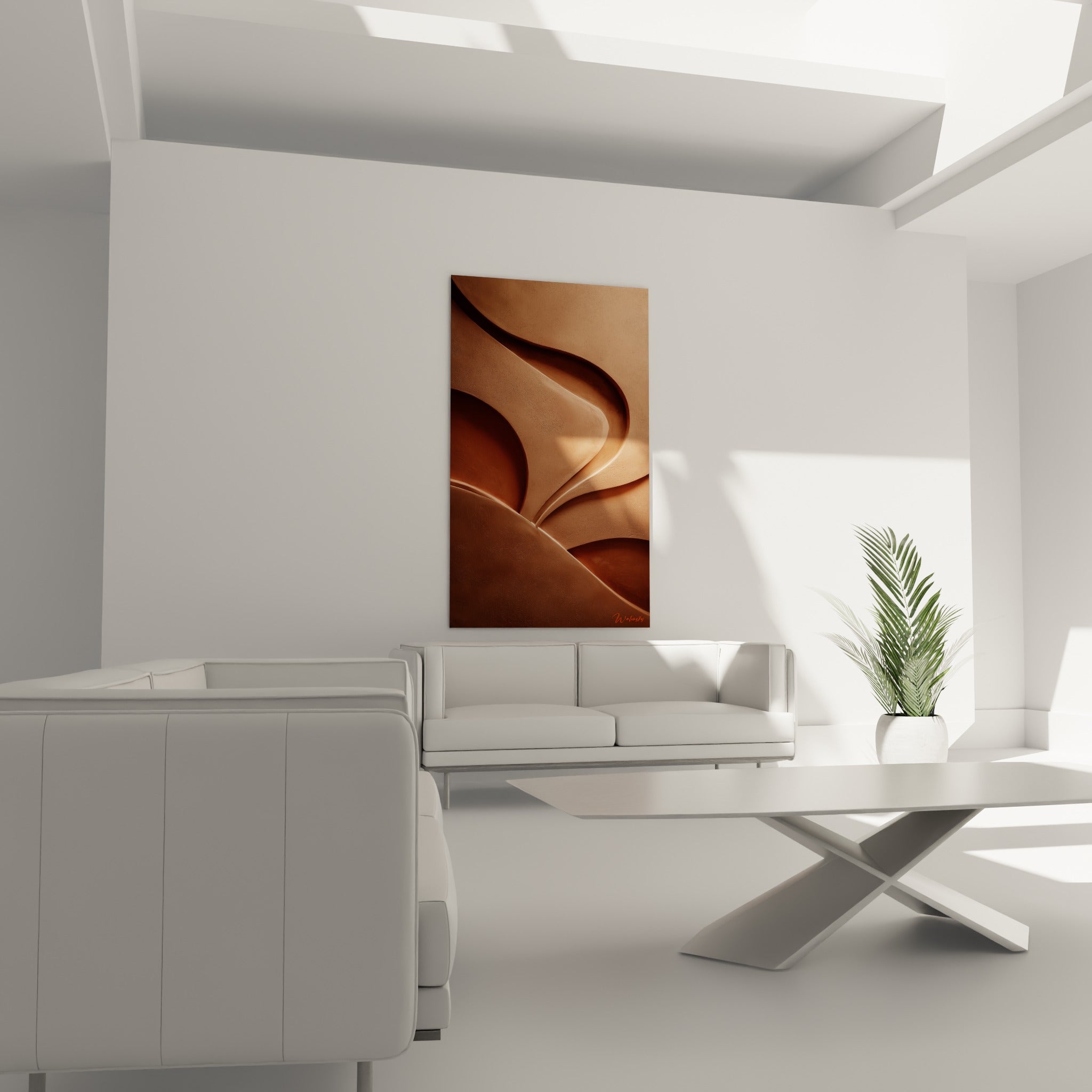 Formes ondulantes ocre et brun profond au relief texturé, au-dessus d'un canapé dans un salon lumineux