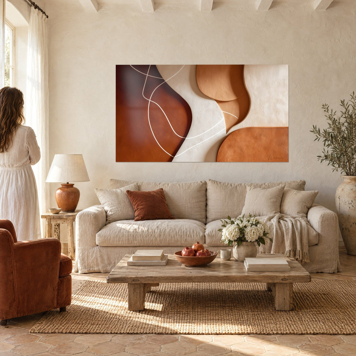 Quadro con forme organiche scolpite in ocra e bianco, sottili linee color crema, in un soggiorno di casale, sopra il divano in un salotto luminoso