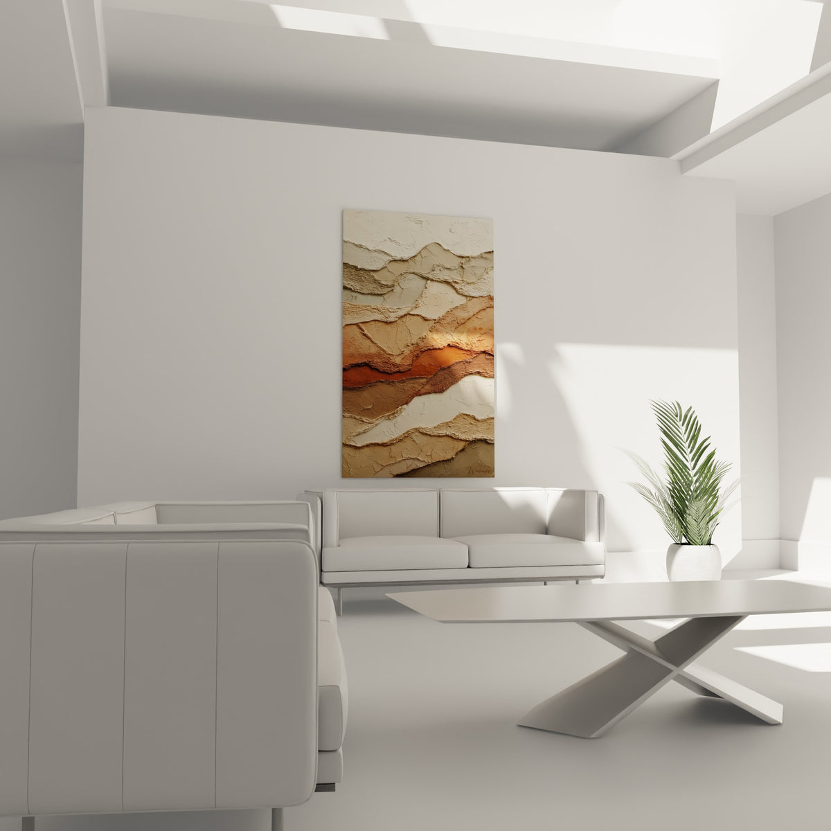 Bande terracotta et beige en relief texturé, accrochée au-dessus d'un canapé dans un salon lumineux