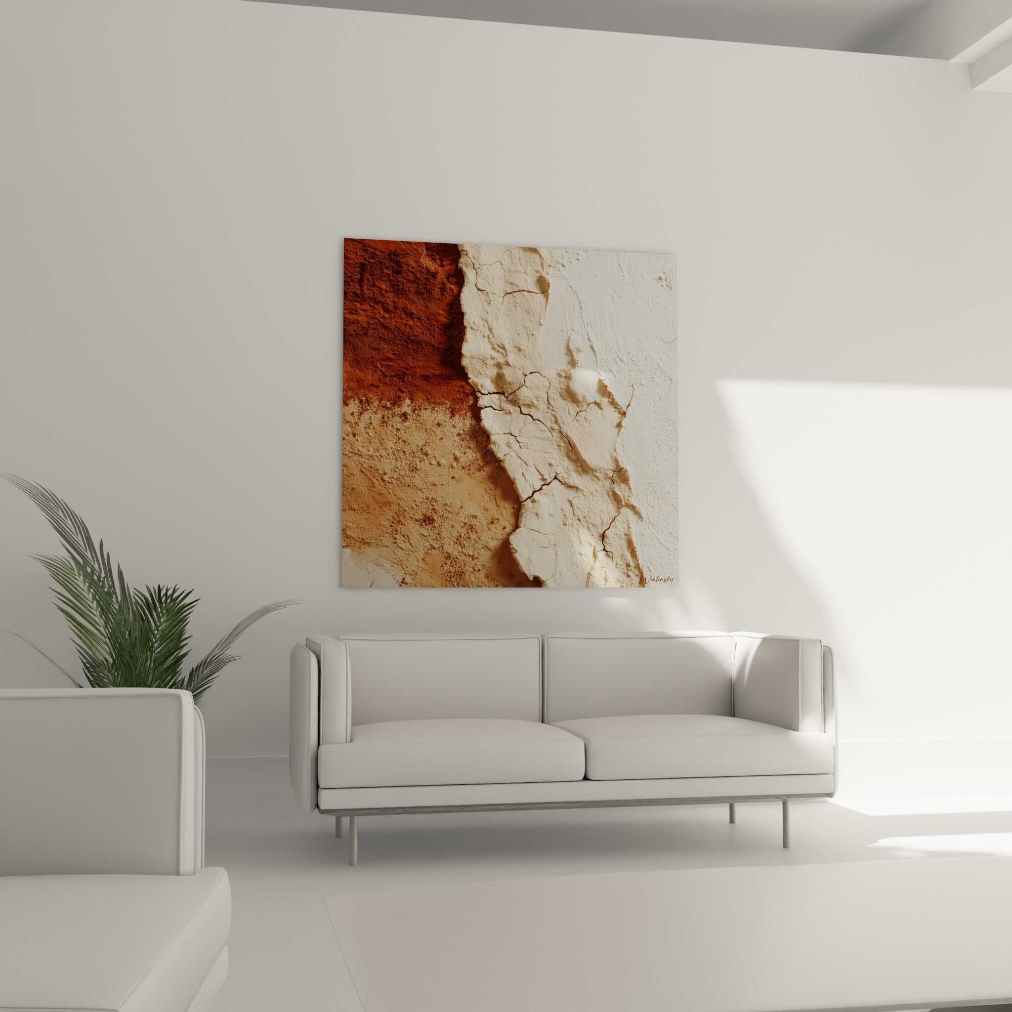 Paroi craquelée terracotta et ivoire, relief sculptural accroché au-dessus d'un canapé dans un salon lumineux