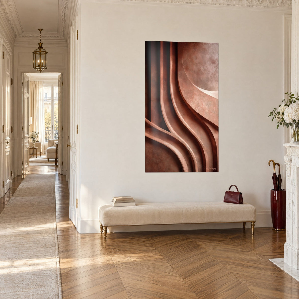 Tableau courbes en relief ocre rosé et bordeaux sombre, nervures parallèles, accroché au bout d'un couloir parquet haussmannien