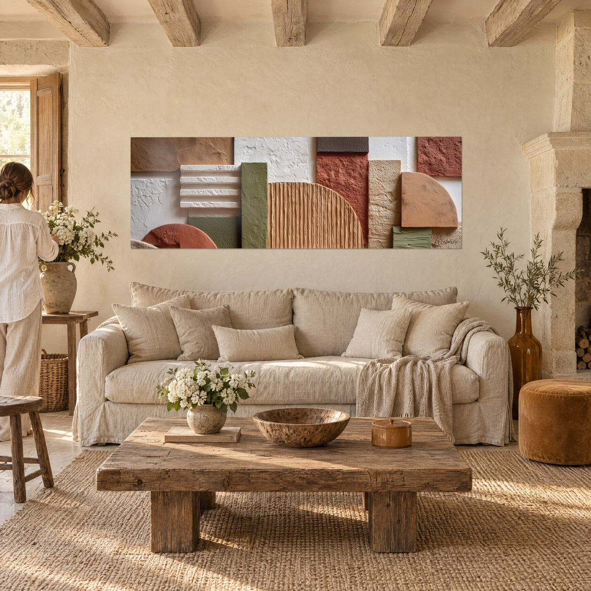 Tableau panneaux muraux texturés en ocre, vert sauge et terracotta, blocs cannelés, au-dessus d'un canapé dans un salon lumineux