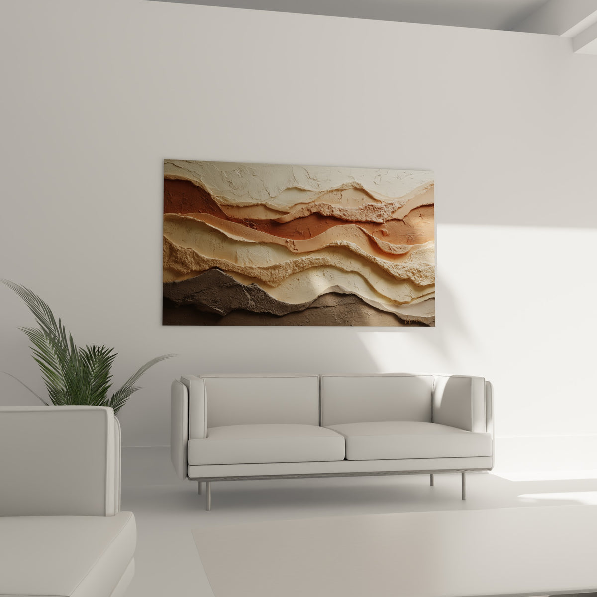 Reliefs terreux beige et brun s'étageant au-dessus d'un canapé dans un salon lumineux
