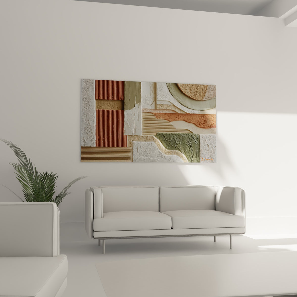 Reliefs minéraux rouille et sauge en composition géométrique au-dessus d'un canapé dans un salon lumineux