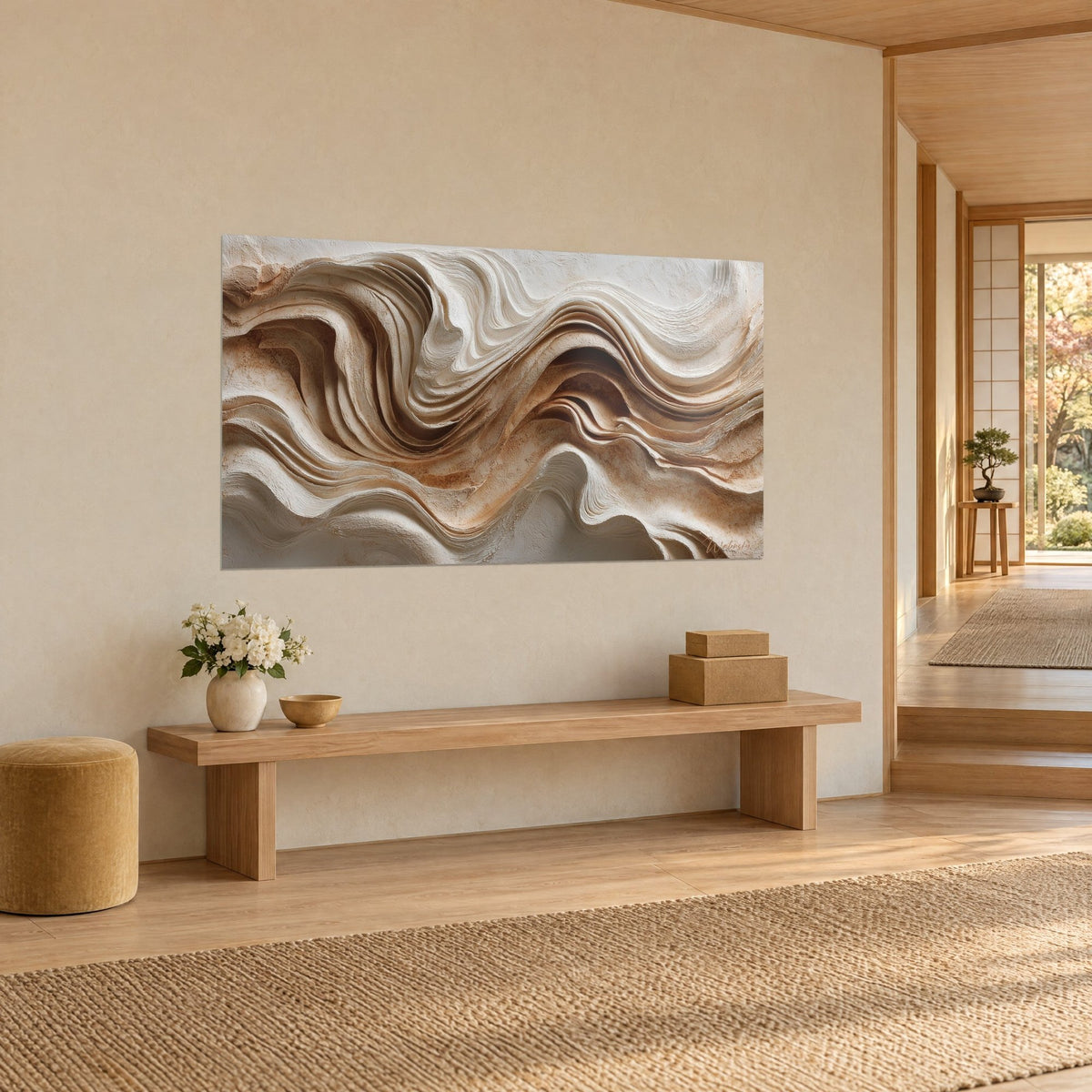 Tableau sculpture murale en spirales beige et caramel, volutes épaisses et striures fines, banc en bois et rotin à l'entrée japandi