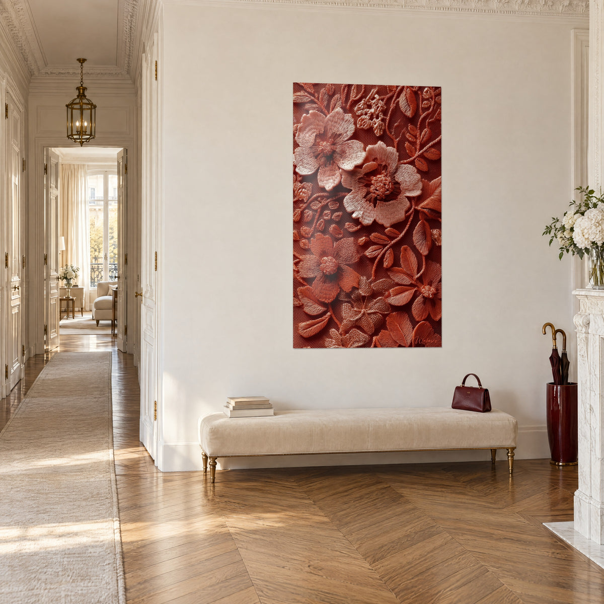 Quadro con giardino ricamato in fiori rosa pallido e mattone su tulle, appeso in fondo a un corridoio haussmanniano in parquet