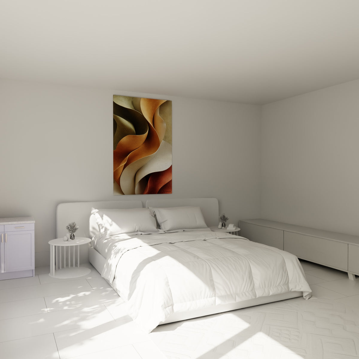 Rubans ondulés ocre et crème captant la lumière, œuvre placée au-dessus d'un lit dans une chambre claire