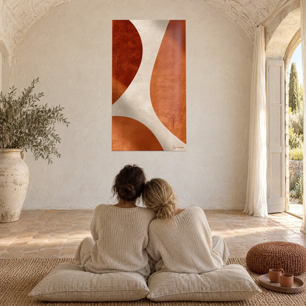 Tableau sillon crème sinueux entre masses cuivre et brique, dans une salle voûtée aux murs blancs, coussins au sol