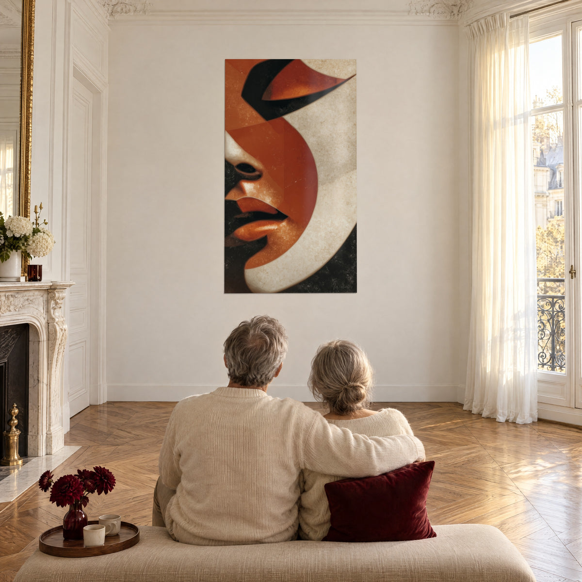 Quadro volto con curve terracotta e crema su fondo nero, coppia di schiena seduta di fronte alla parete di un grande salotto haussmanniano