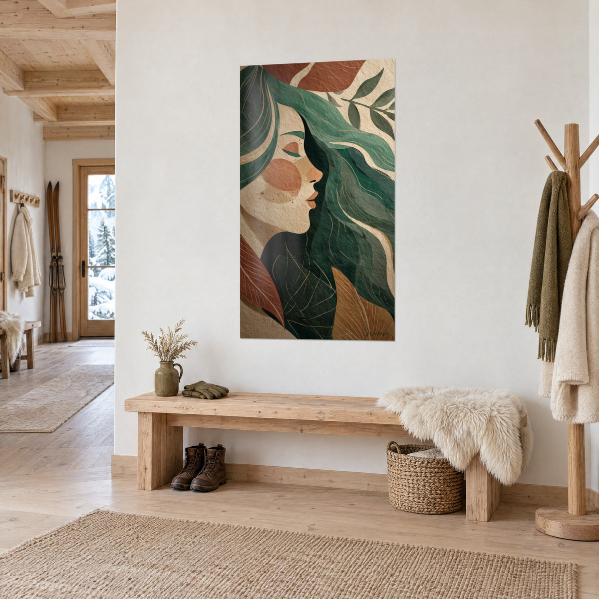 Cuadro silueta de mujer con melena verde esmeralda ondulada, mejillas terracota y beige arena, pared blanca de un recibidor de madera
