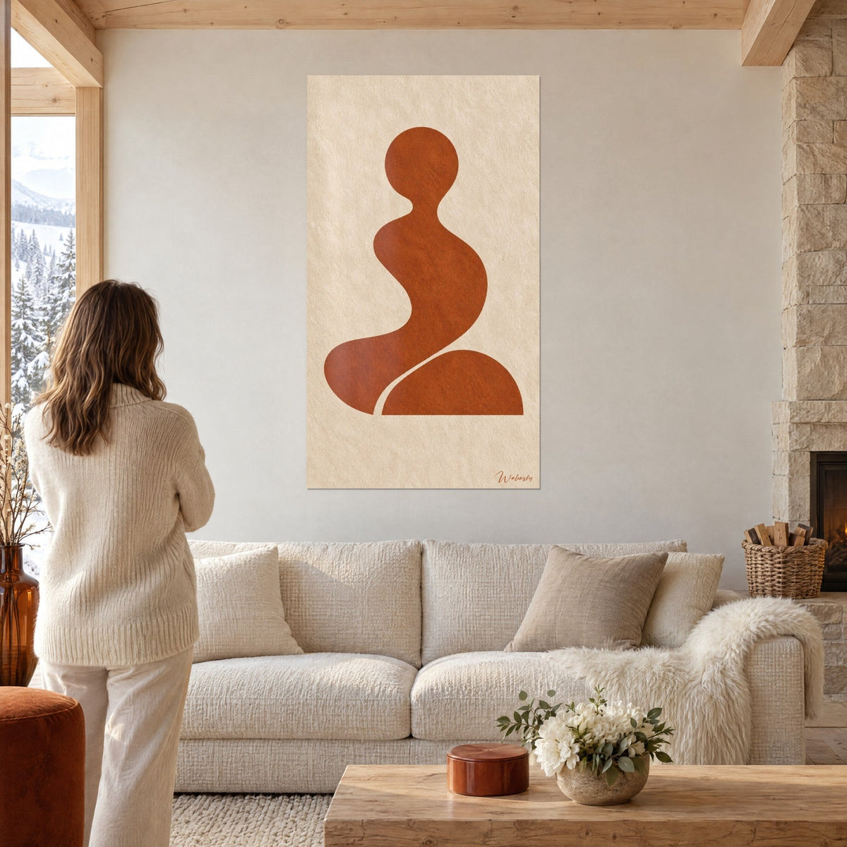 Schilderij mediterende silhouet in baksteenkleur op korrelig beige achtergrond, gezien van achteren, een vrouw boven een bank in een lichte woonkamer