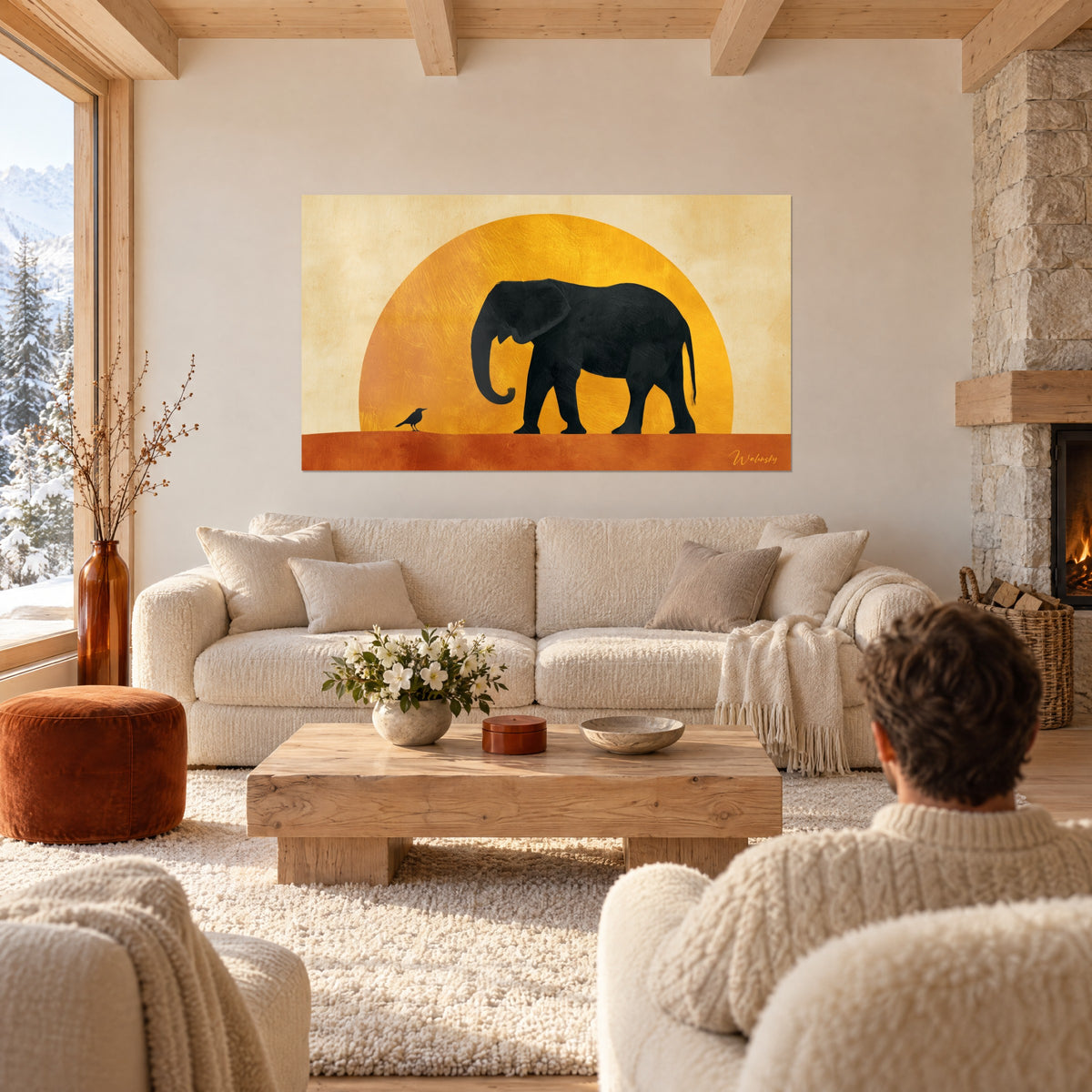 Quadro elefante nero che cammina davanti a un disco ocra dorato, pavimento in terracotta, sopra un divano in un soggiorno luminoso