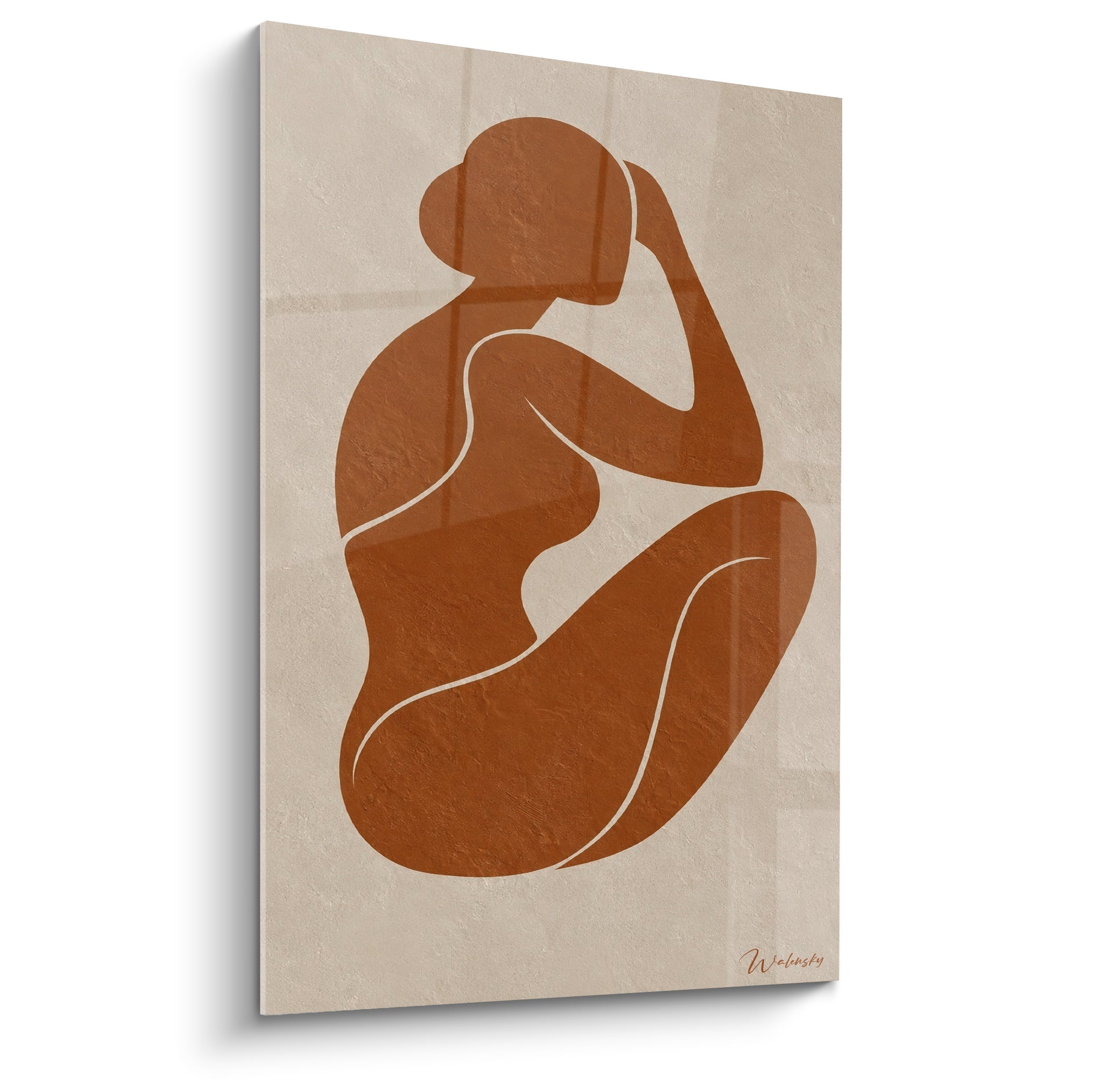 Silhouette féminine terracotta assise sur fond beige texturé, geste contemplatif et lignes épurées