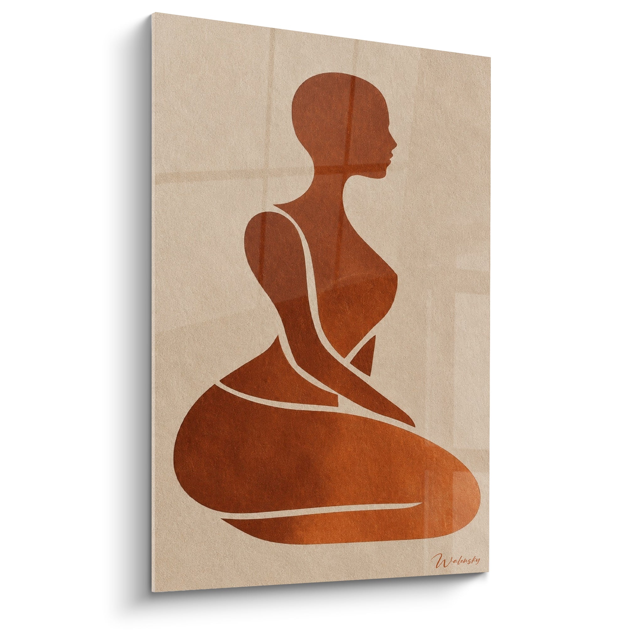 Silhouette féminine terracotta assise, profil sculptural sur fond beige sable texturé