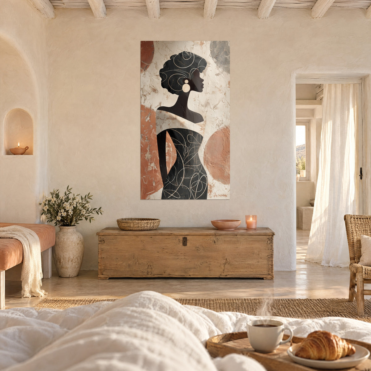Tableau élégante figure de profil à la robe noire ornée de boucles ivoire, tons rouille, au-dessus d'un lit dans une chambre claire