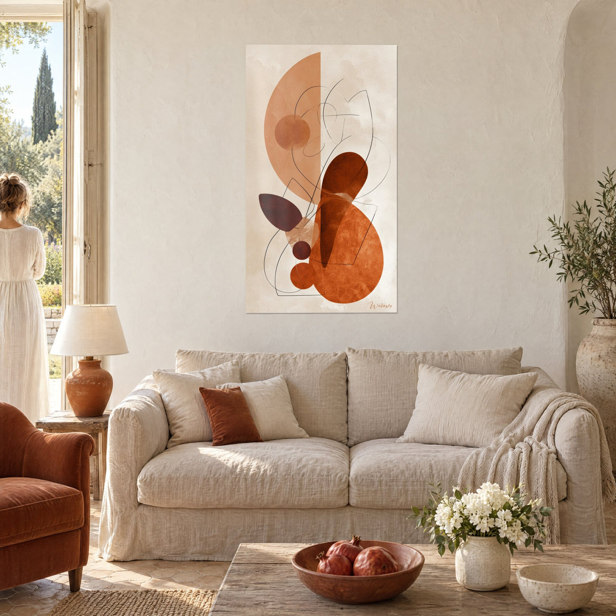 Quadro con forme organiche in ocra e marrone ruggine, mezzaluna sabbia e ovale arancio sopra un divano in un soggiorno luminoso