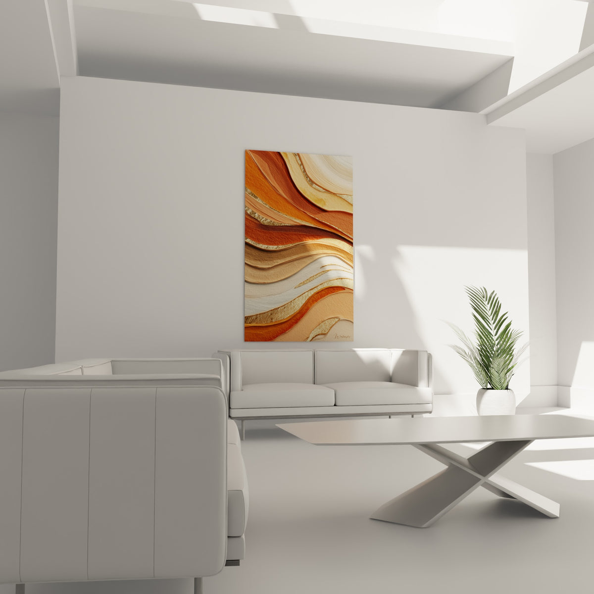 Strates dorées et brunes s'enroulant en fluide mouvement, accrochées au-dessus d'un canapé dans un salon lumineux