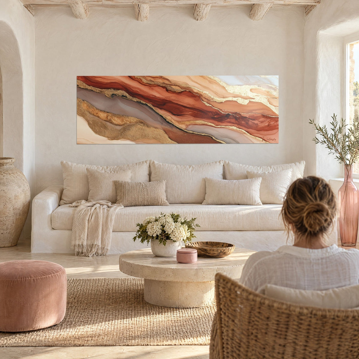 Gemälde mit marmorierten Wellen in Rost- und Goldtönen, diagonal verlaufend, silbrige Adern, eine Frau von hinten, über einem Sofa in einem hellen Wohnzimmer