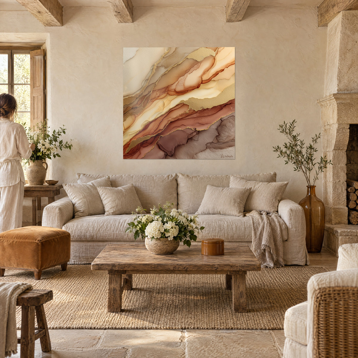 Tableau marbrure d'encre fluide terracotta et or, coulées ocre et rose poudré, au-dessus d'un canapé dans un salon lumineux