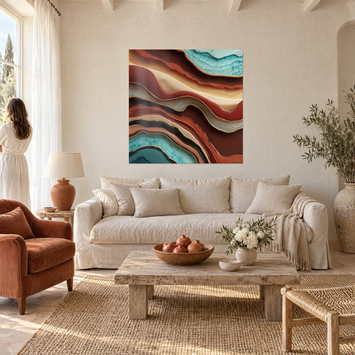 Tableau strates d'agate brique ourlées d'or et de turquoise, sur un mur crème, au-dessus d'un canapé dans un salon lumineux
