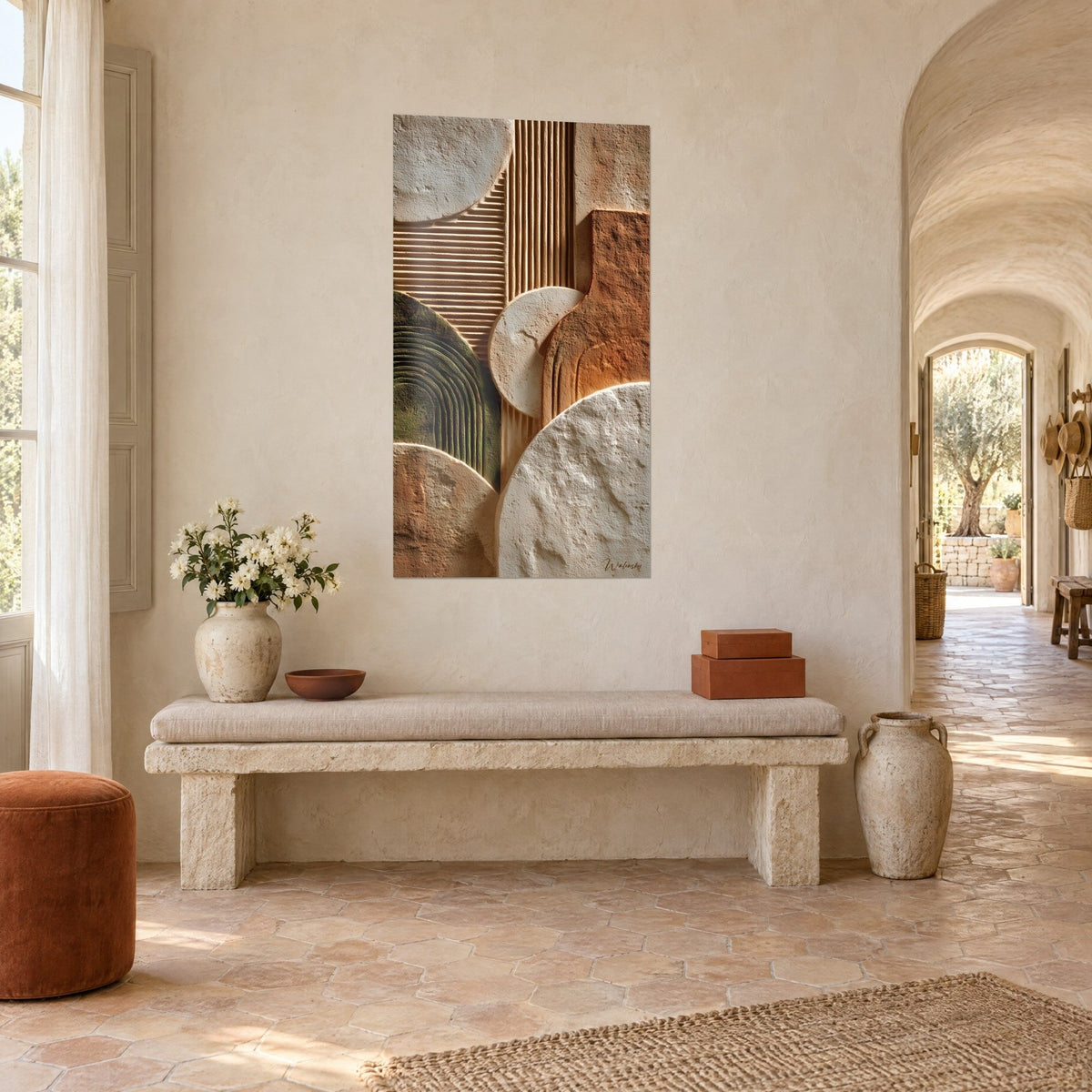 Quadro con semicerchi scolpiti color crema e ocra ruggine, scanalature dorate, di fronte a una panca di pietra in un mas provenzale