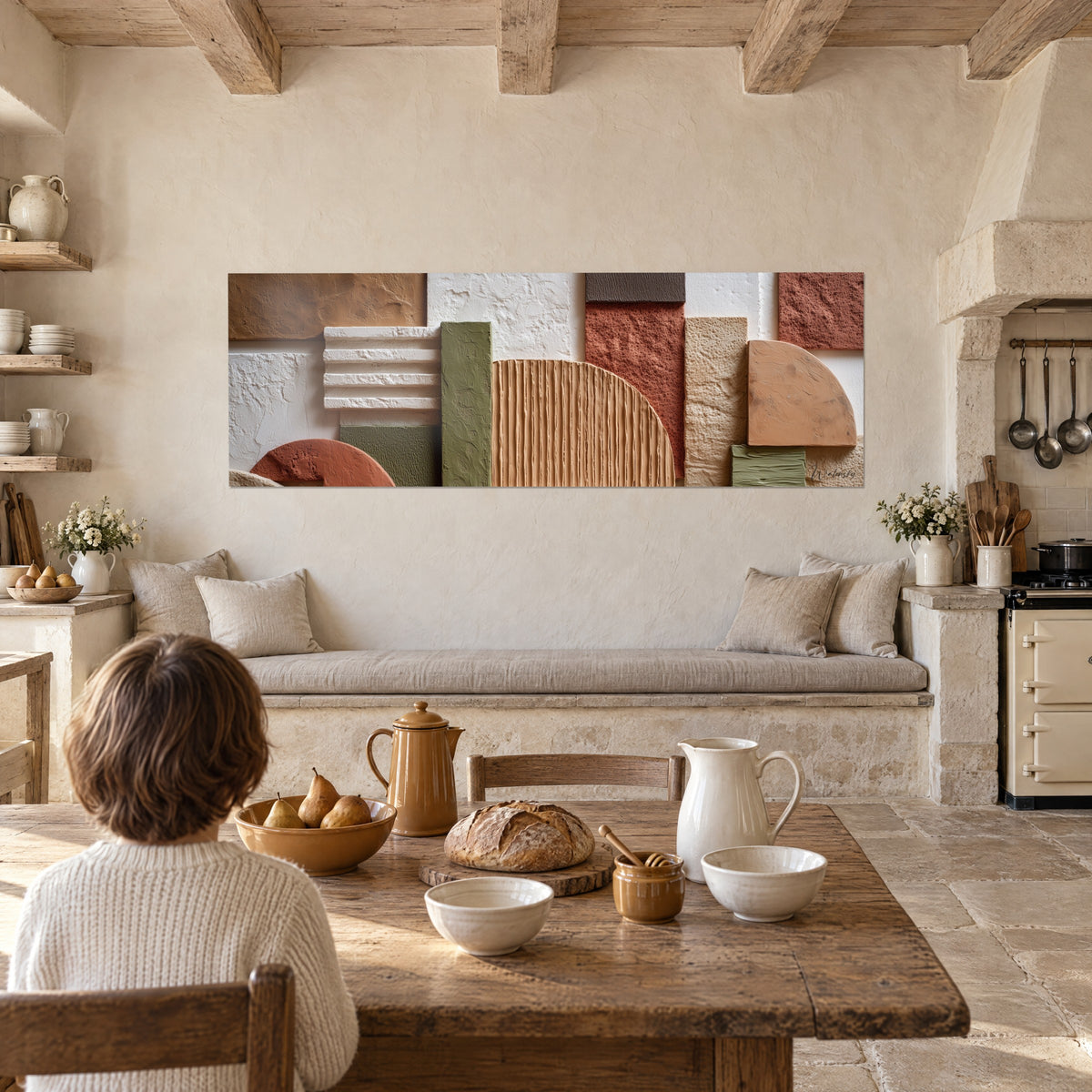 Tableau fresque de pièces géométriques cannelées vert mousse et ocre, mur crépi chaud, près d'une table de cuisine en bois