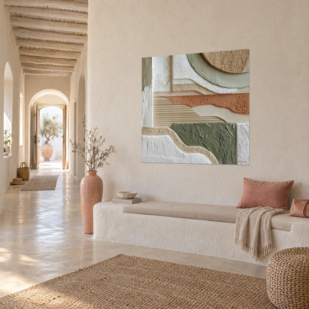 Quadro strati minerali terracotta e bianco sporco, arco salvia materico, vista di tre quarti in un corridoio a volta