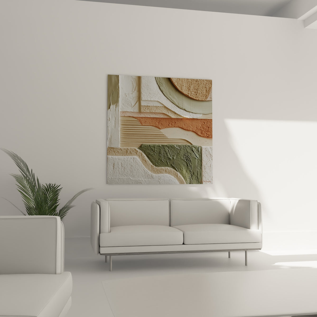 Œuvre Terracotta texturée en sable et terre cuite accrochée au-dessus d'un canapé dans un salon lumineux