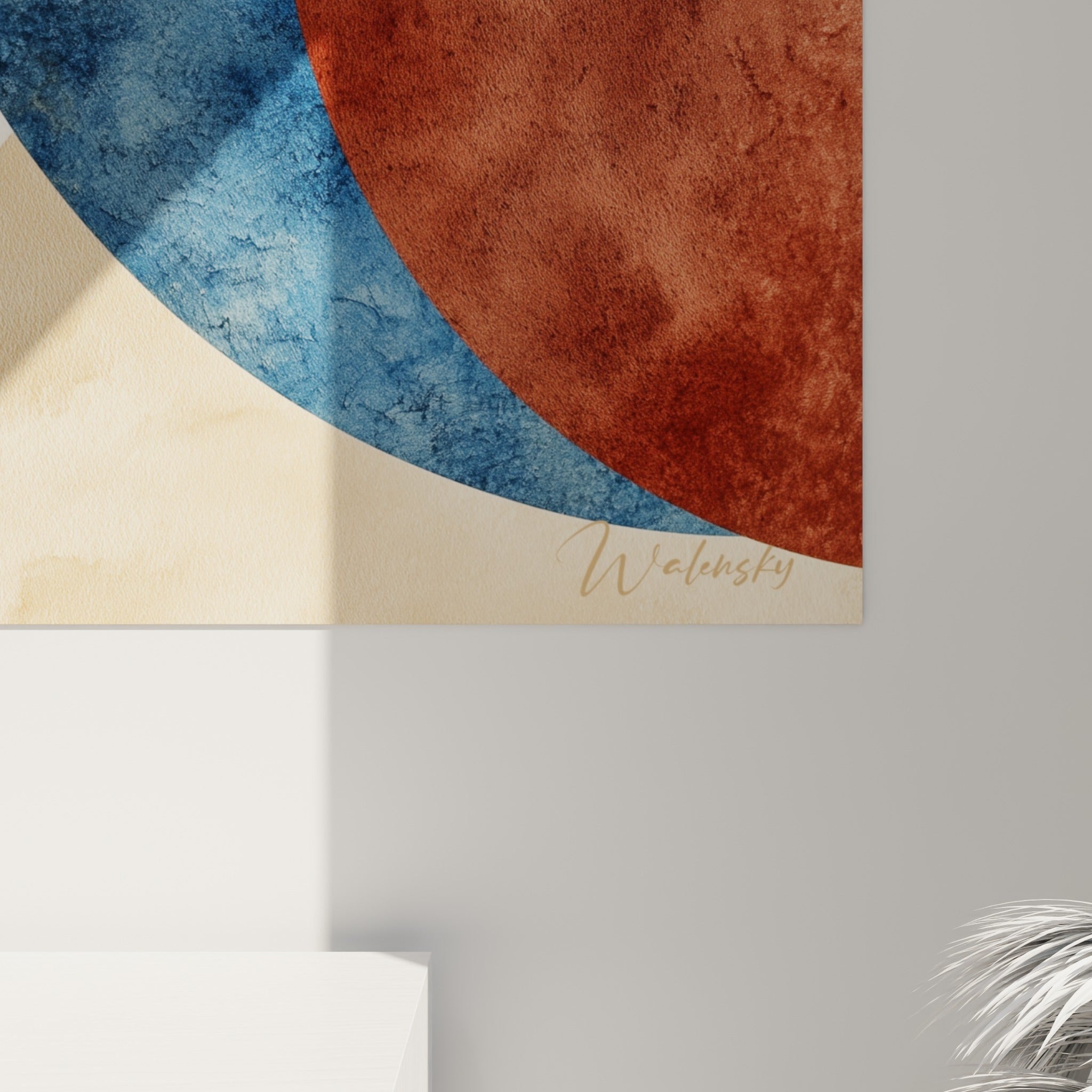 Texture aquarelle granuleuse où le bleu marine et le terracotta se fondent en coulures délicates sur la toile