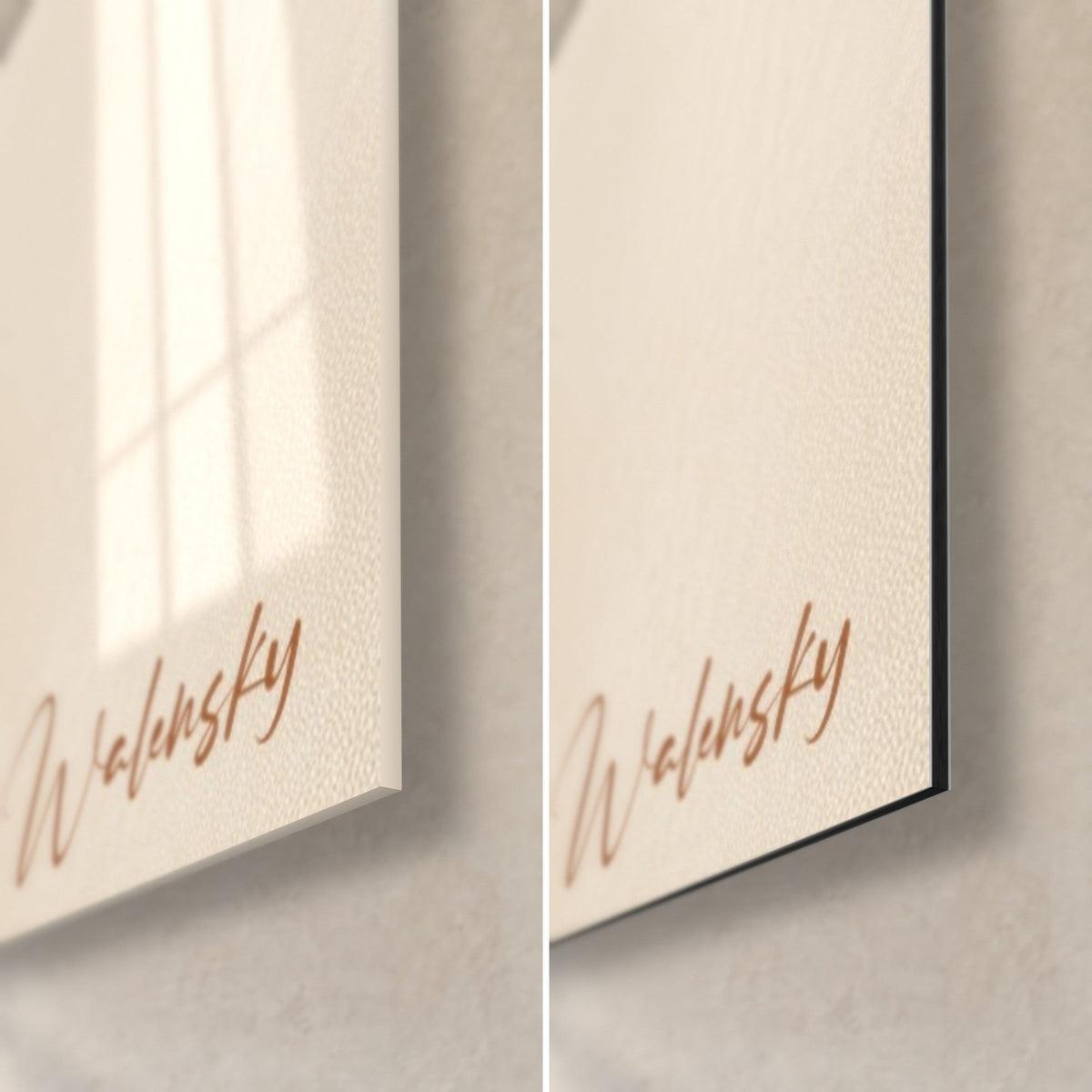 Tableau chats noirs et arche ocre, coin bas droit : verre acrylique brillant à gauche, Dibond mat noir à droite, signature cuivrée
