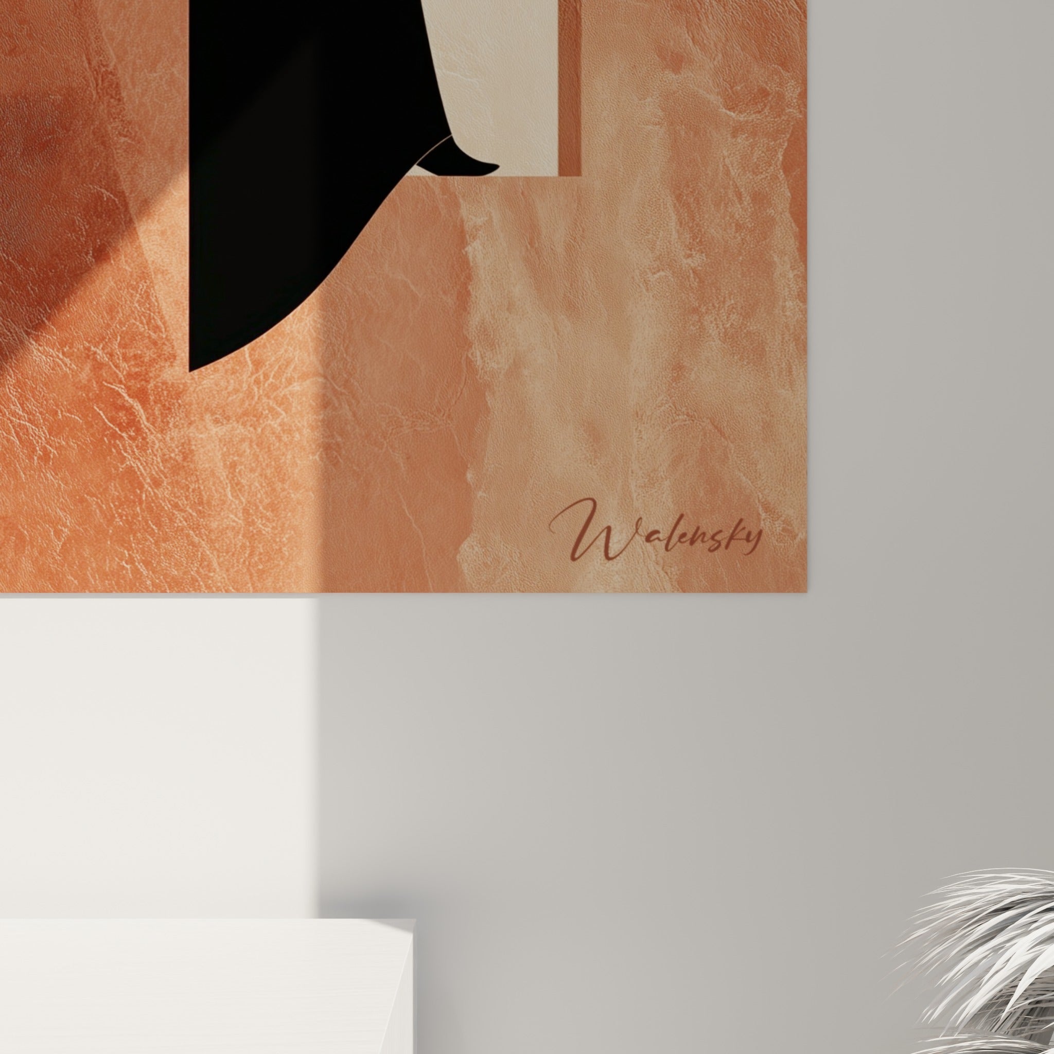 Détail du grain minéral terracotta et des coulures brique de l'arche crème sur ce tableau accroché