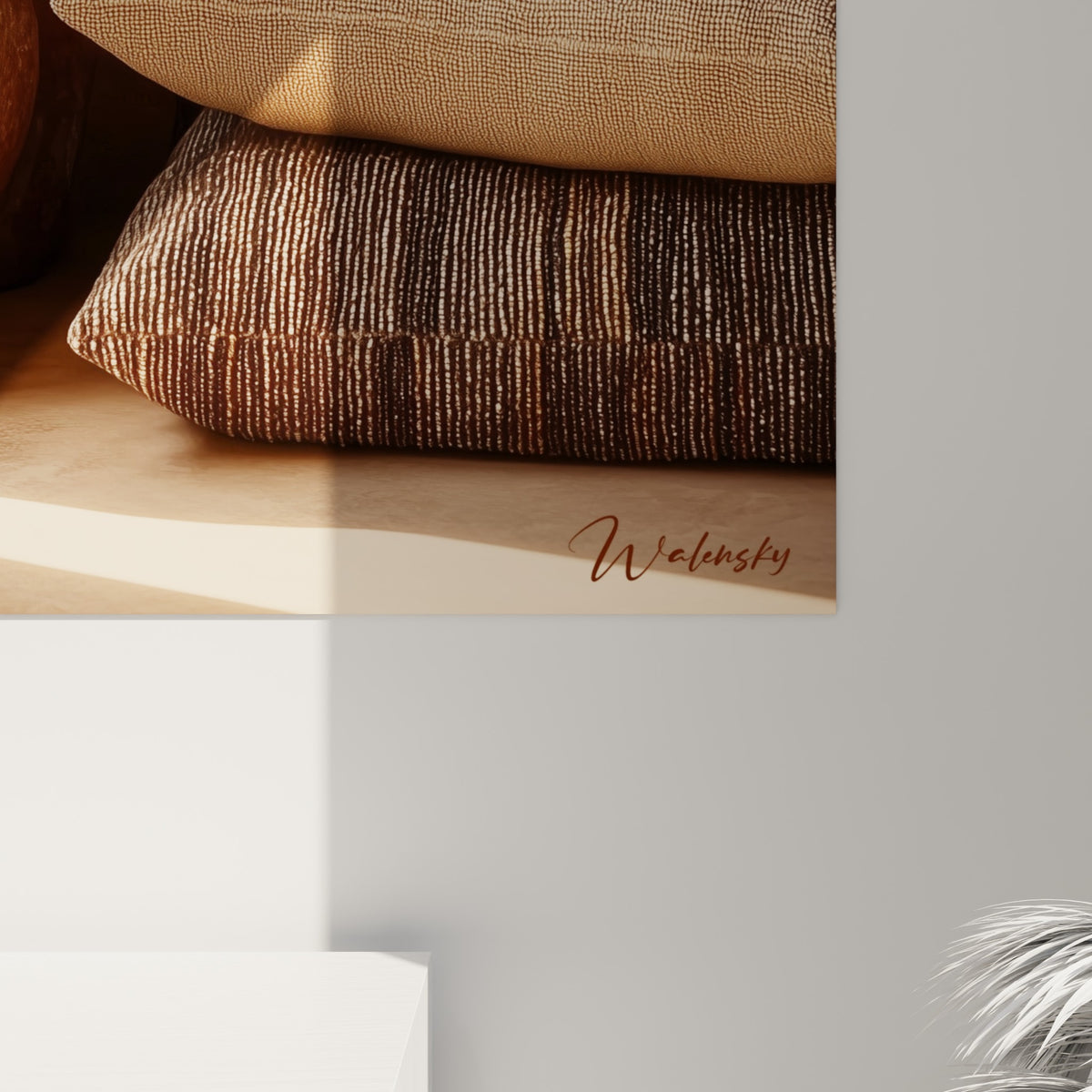 La texture granuleuse de l'argile et le tissage souple des coussins ocre se révèlent en gros plan.