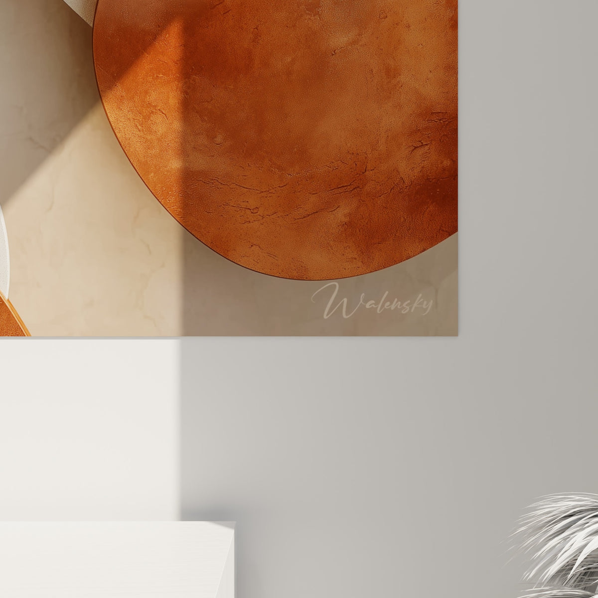 Détail du grain terracotta et des nuances sable où la texture minérale affleure sous la lumière
