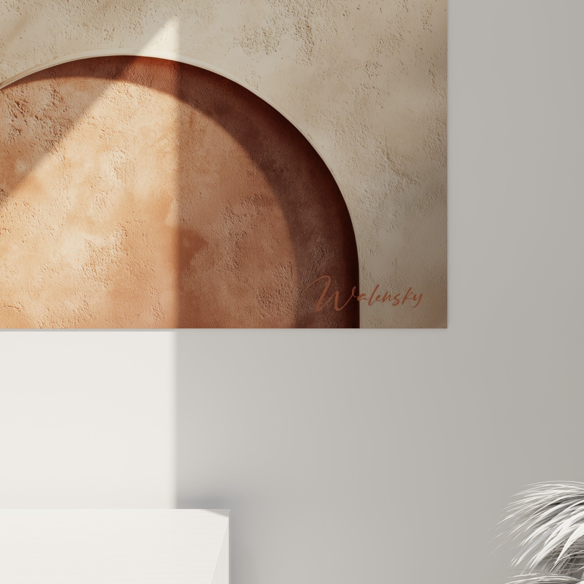 Grain granuleux du mur d'argile visible entre les nuances brun rouille et beige sableux des cercles peints