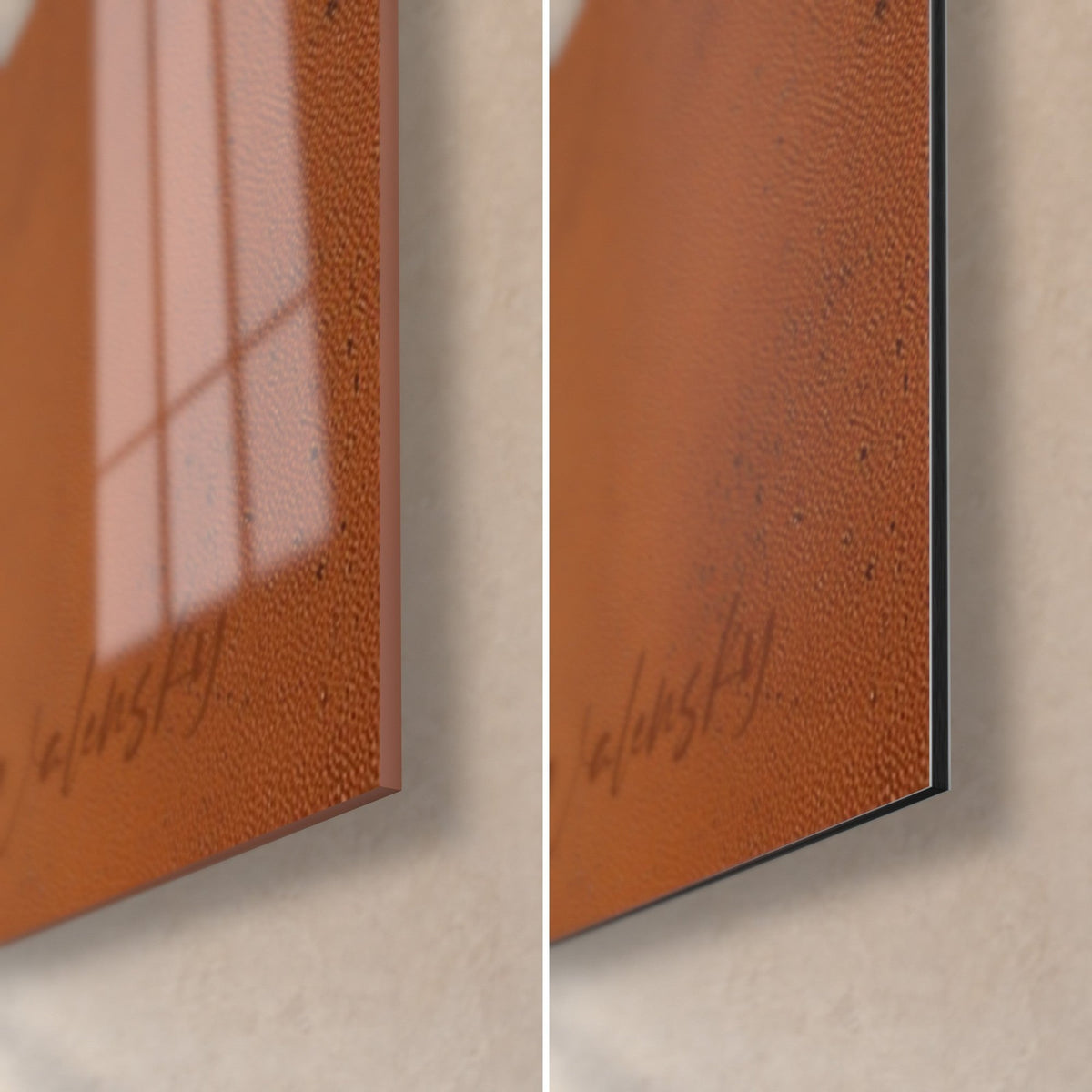 Tableau vague ivoire sur ocre, coin bas droit : verre acrylique brillant à gauche, alu Dibond mat brun à droite, tranche de 3 mm