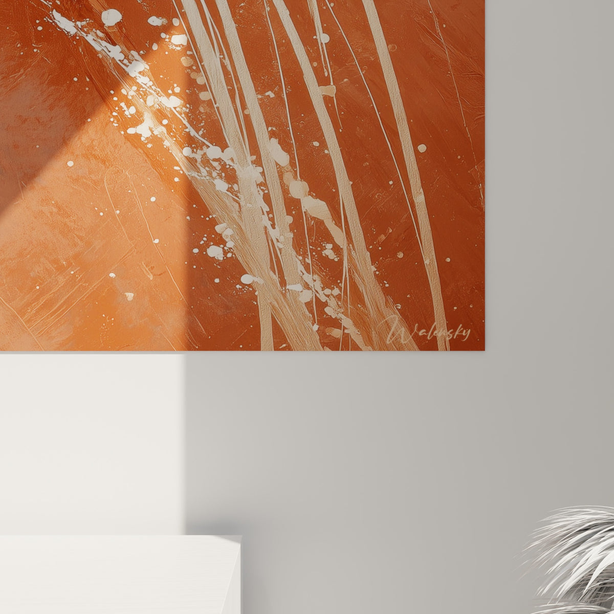 Grain de la toile visible où le crème et le rouille se mêlent en fines coulures et gouttes éclatées