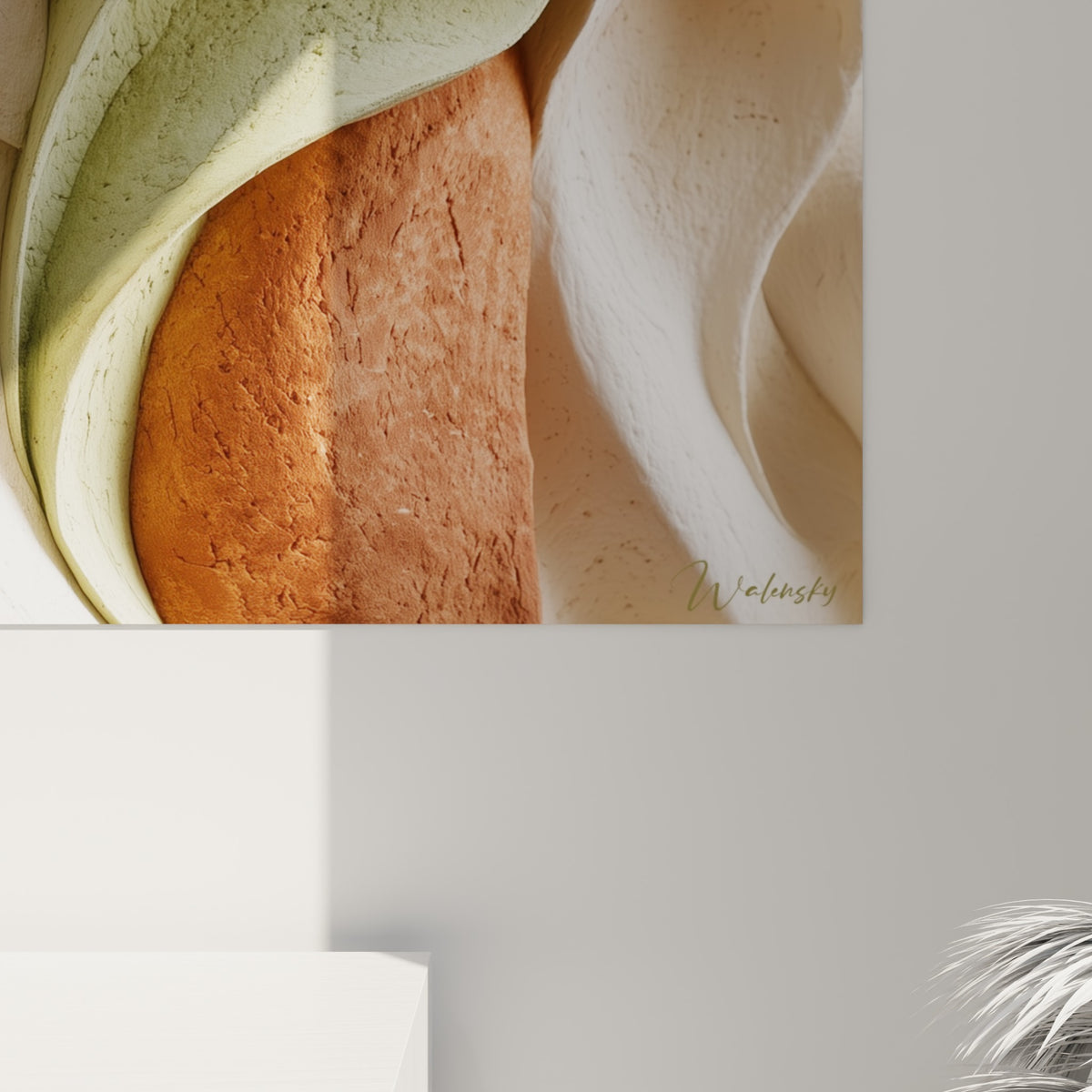 Empâtements texturés révélant les nuances terracotta, vert sauge et blanc crème craquelé de près