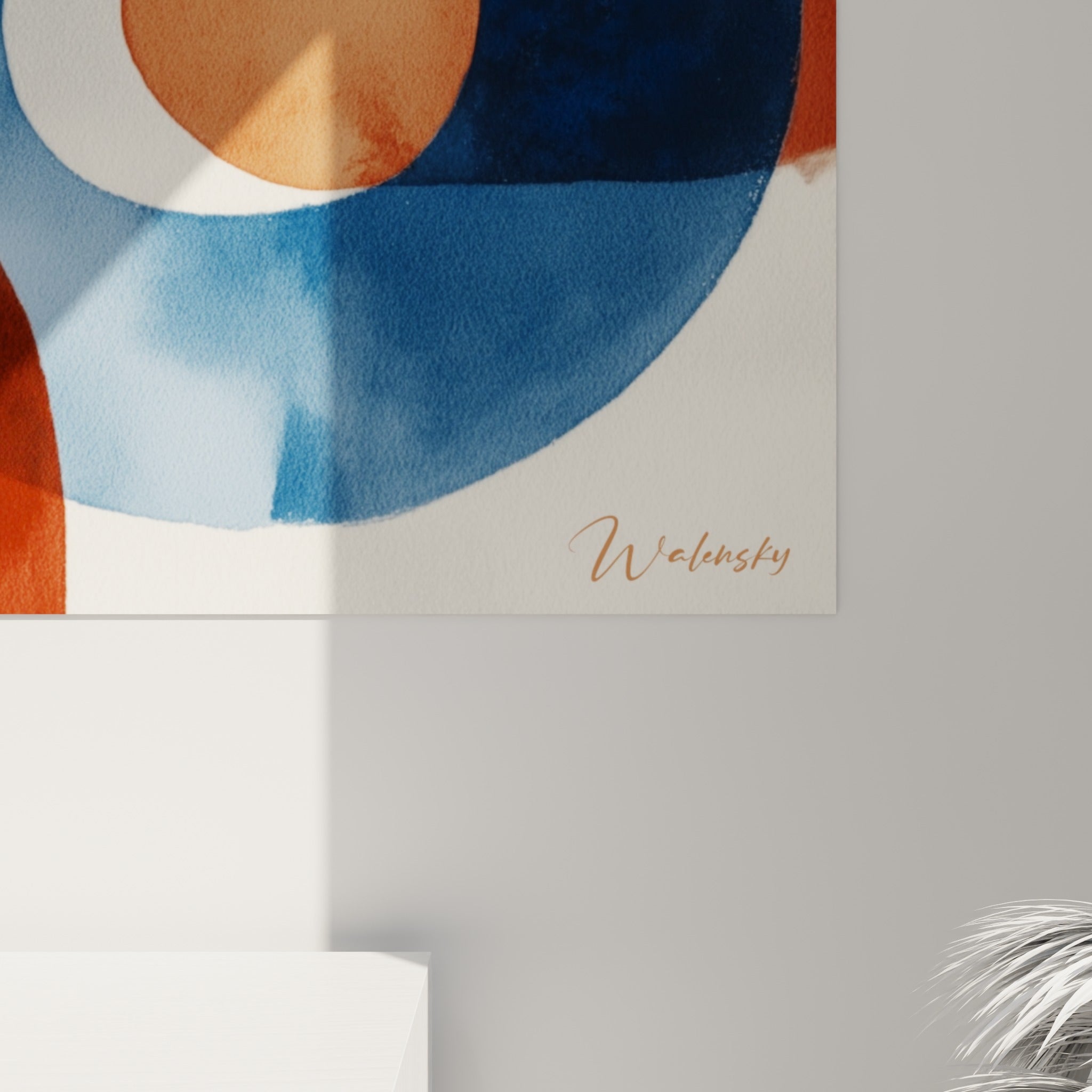 Détail des textures aquarelle où le bleu marine et l'ocre terracotta se fondent en dégradés granuleux visibles de près