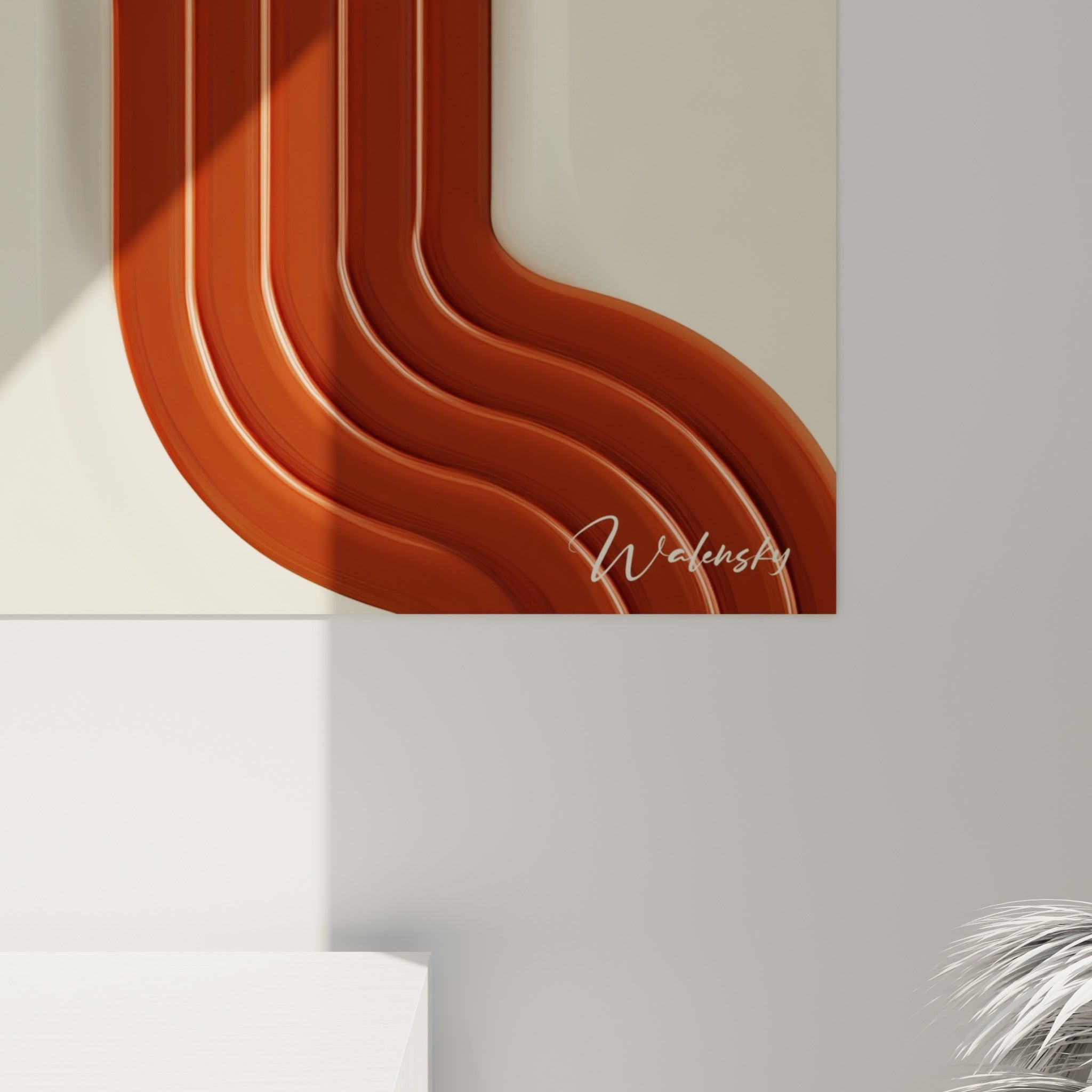 Détail des reliefs terracotta luisants, texture émaillée et lignes courbes se touchant sur fond ivoire