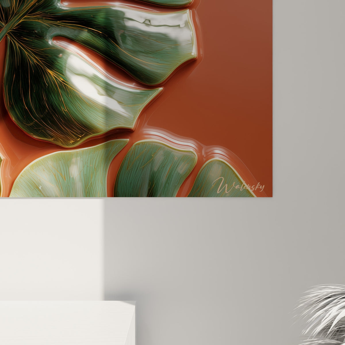 Gros grain d'une feuille verte vernie aux fines nervures dorées, matière lisse contrastant avec le fond terracotta mat