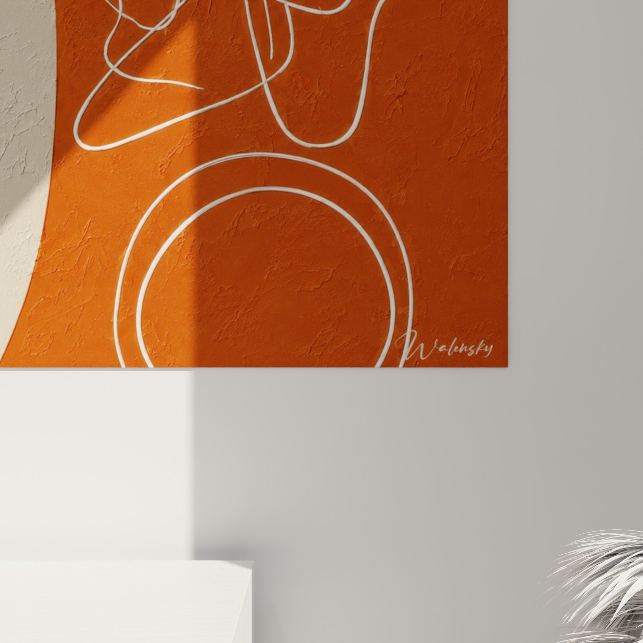 Grain texturé et relief du trait blanc visibles de près sur le fond terracotta et beige granuleux