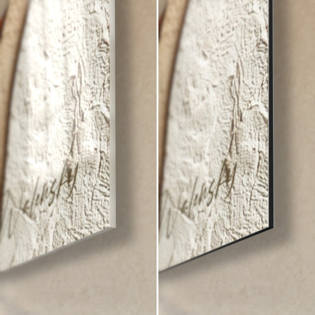 Schilderij met gebeeldhouwde crèmekleurige boogreliëfs, rechteronderhoek: glanzend acrylglas links, mat Dibond rechts, zwarte rand van 3 mm